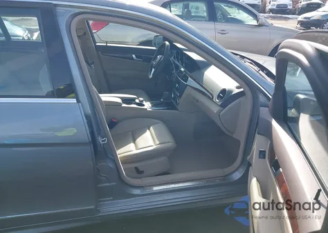 2012 Mercedes-Benz C 300 Sport 4Matic z USA, uszkodzony, nr VIN WDDGF8BB5CR227636